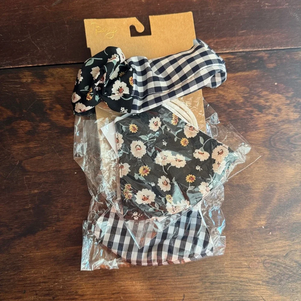Berry Nordstrom Rack Black Floral Plaid Set of 2 Face Masks and‎ Scrunchie